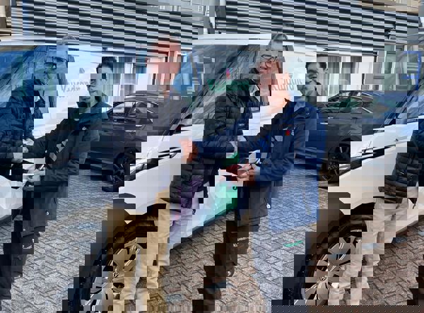 Reza Krijgt Sleutel Elektrische Auto